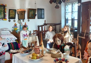 Uczniowie klasy drugiej i trzeciej w Regionalnym Muzeum w Opocznie zwiedzają wystawę stałą „Rekonstrukcja chałupy opoczyńskiej”.